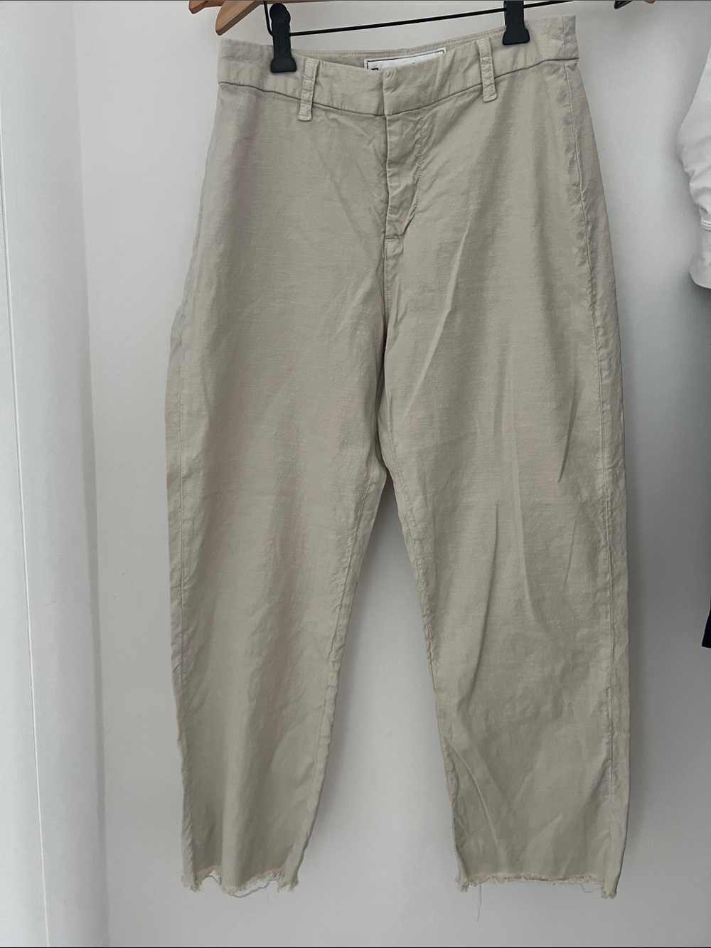 Frank and Eileen like new stretch raw hem slight barrel look ankle pants 4 beige